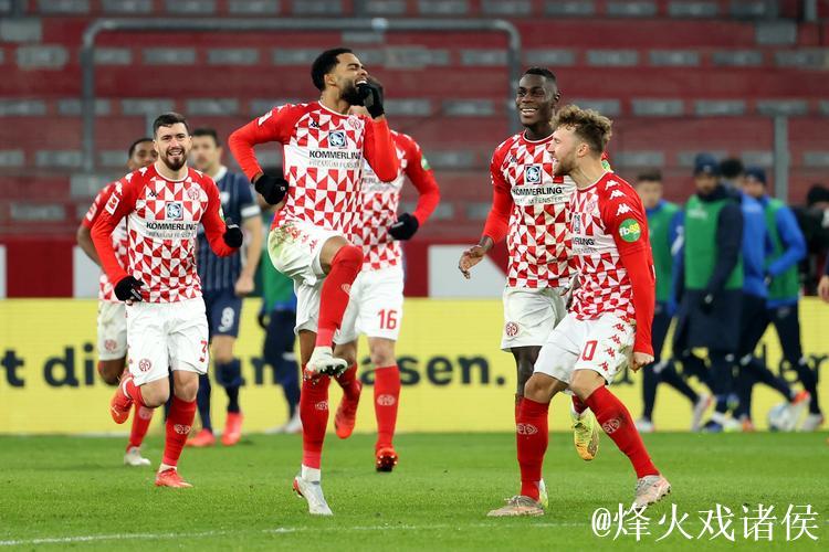 美因茨2-2逼平拜仁，成为近20年首支在客场从榜首球队拿分的队伍